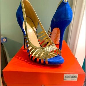 Blue and beautiful with some gold to make you sparkle. Size 6.5